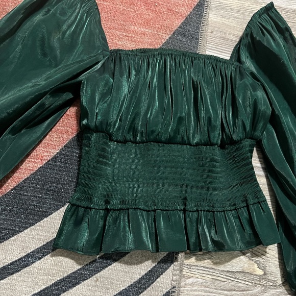 0139 Friend + Lovers metallic green ruffle peasant top sz M - Picture 2 of 5